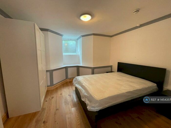 2 Bedroom Flat To Rent In Oakwood Avenue, Leeds, LS8