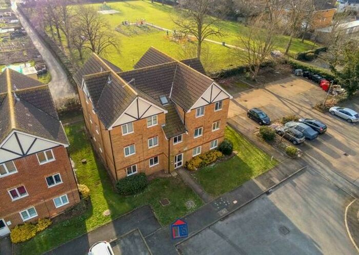 1 Bedroom Flat To Rent In Bridgewater Court, Langley, SL3