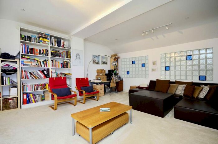 3 Bedroom Flat To Rent In Princess Park Manor, Friern Barnet, London, N11