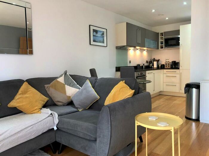 1 Bedroom Flat To Rent In Watermans Place, Leeds, West Yorkshire, LS1