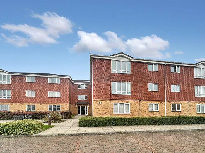 2 Bedroom Flat To Rent In Patricia Close, Slough, SL1