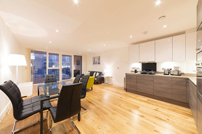 3 Bedroom Flat To Rent In Harbourside Court, Rotherhithe, SE8