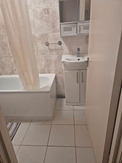 2 Bedroom Flat To Rent In Mattock Lane, West Ealing, W13