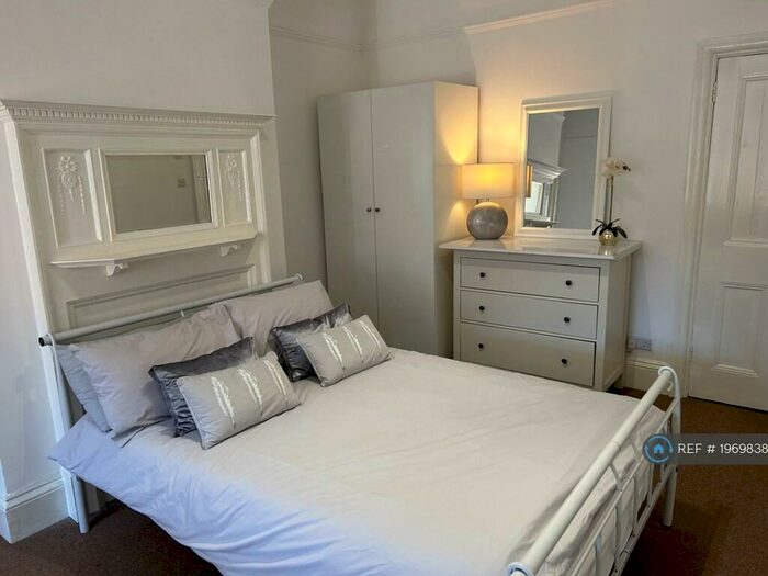 Studio To Rent In Yew Tree Road, Slough, SL1