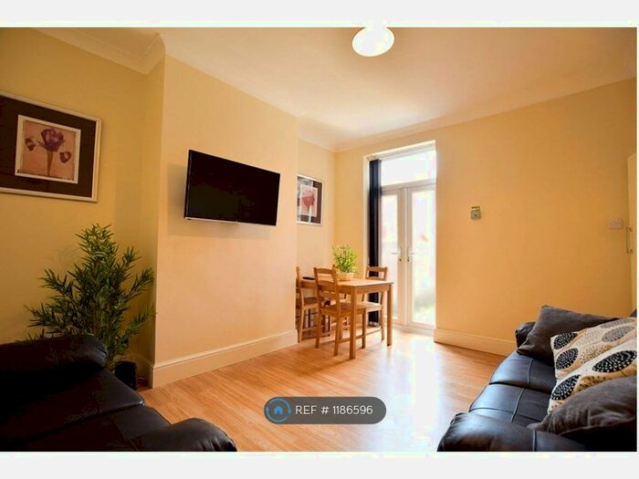 4 Bedroom Terraced House To Rent In Campbell Road, Stoke-On-Trent, ST4