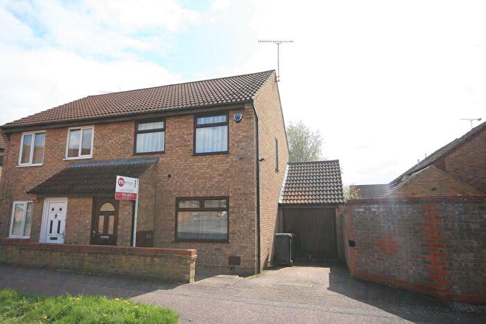 3 Bedroom Semi-Detached House To Rent In Brashland Drive, East Hunsbury, Northampton, NN4