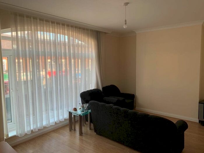 3 Bedroom Flat To Rent In Green Lanes, London N13