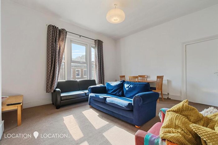 3 Bedroom Apartment For Sale In Alkham Road, London, N16