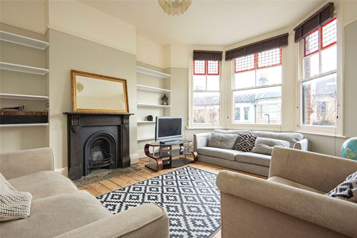 3 Bedroom Flat To Rent In Thistlewaite Road, Clapton, London, E5