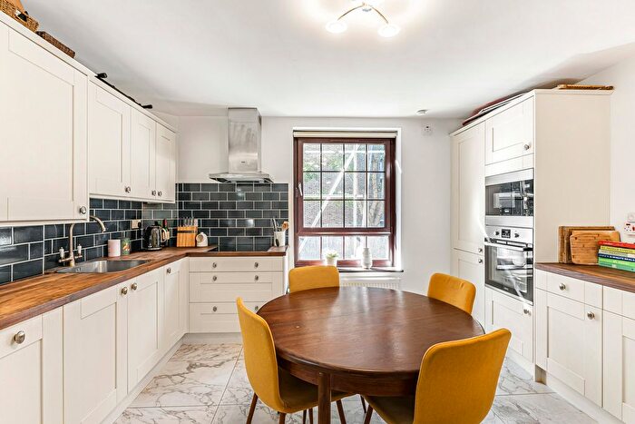 2 Bedroom Flat For Sale In Barlow House, Provost Estate, London, N1