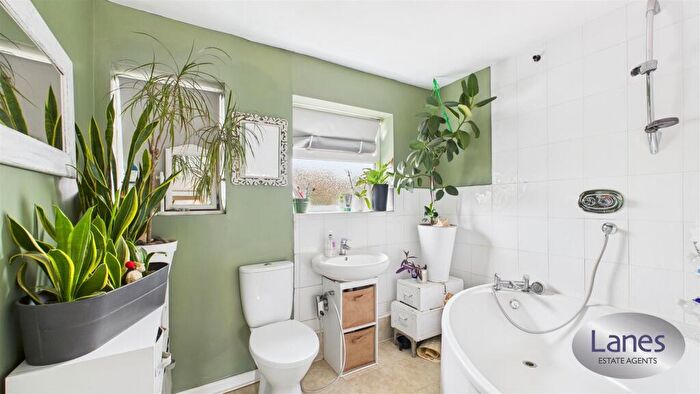 3 Bedroom Terraced House For Sale In Green Close, Cheshunt, EN8