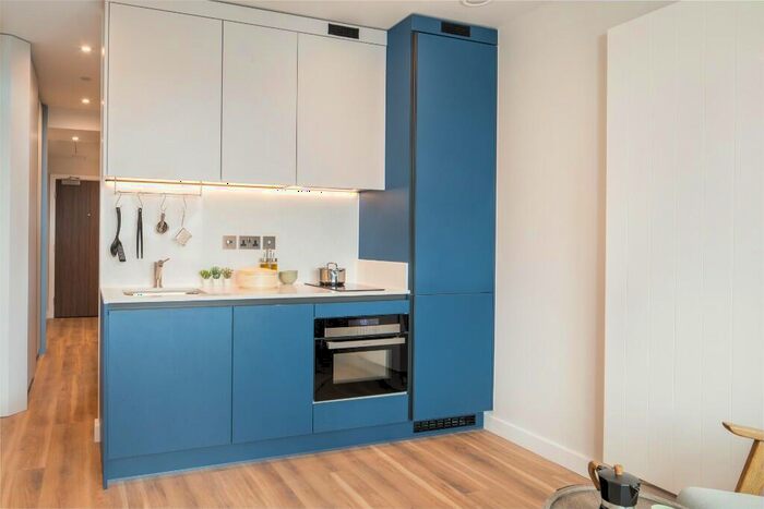Studio To Rent In College Road, East Croydon, London, CR0
