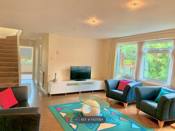 3 Bedroom Flat To Rent In Abbots Park, St. Albans, AL1