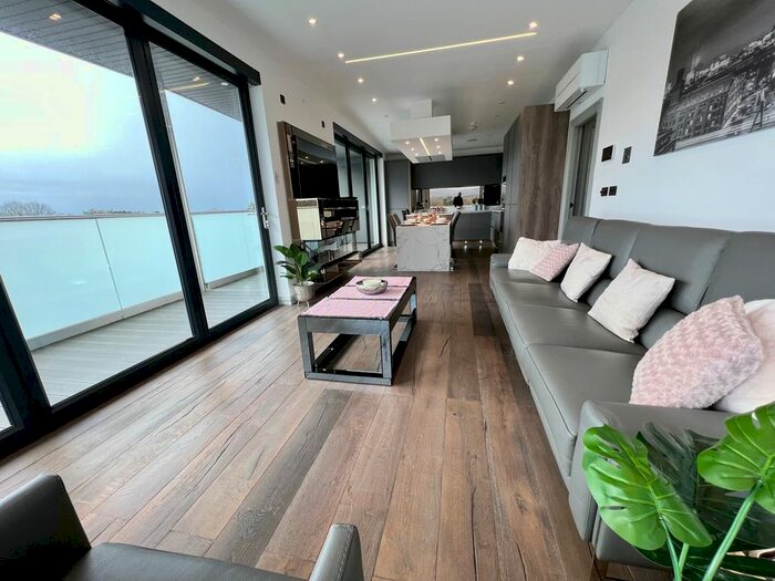 2 Bedroom Flat To Rent In Apartment, Sovereign House, Stockport, Cheshire, SK12