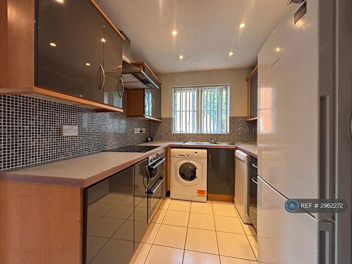 2 Bedroom Flat To Rent In Weavers Court, Hinckley, LE10