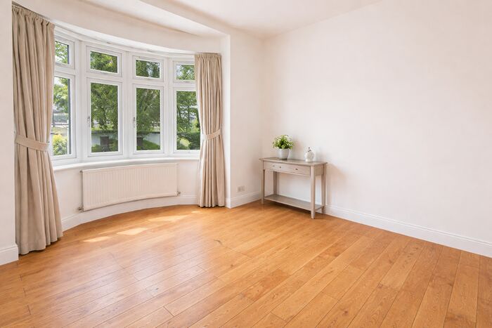 7 Bedroom Semi-detached House To Rent In Uxbridge Road, Southall, UB1