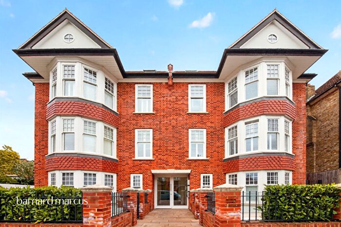 3 Bedroom Flat For Sale In Avondale Avenue, London, N12