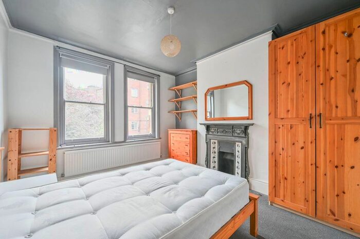 3 Bedroom Flat To Rent In Crownstone Road, Brixton, London, SW2