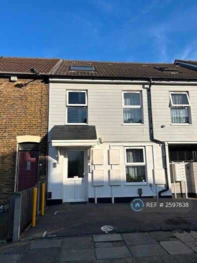 2 Bedroom Flat To Rent In Cowper Road, Sittingbourne, ME10