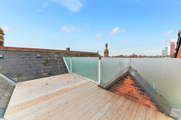 2 Bedroom Flat To Rent In Kingston Upon Thames, London, KT2