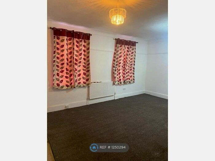 3 Bedroom Flat To Rent In Greenlane, London RM8