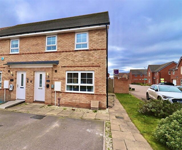 3 Bedroom Semi Detached House For Sale In Airedale Drive, Brough, HU15