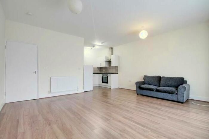 Studio To Rent In St. James's Street, London, E17