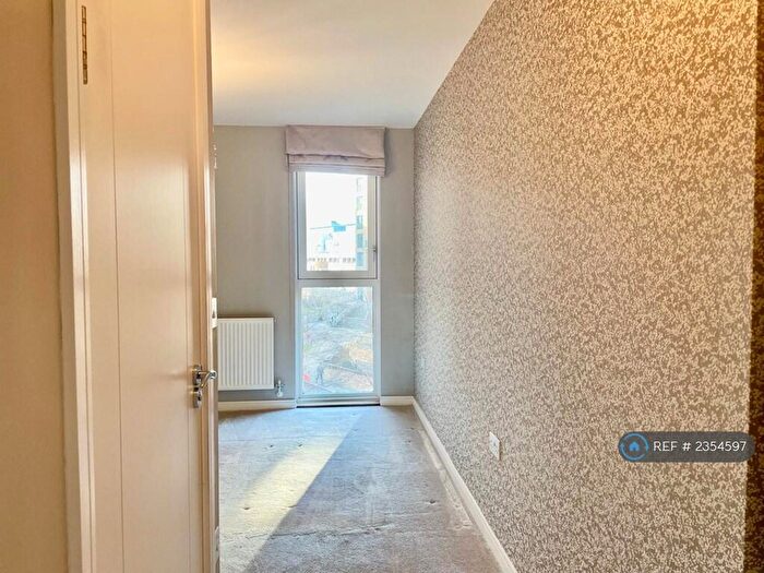 2 Bedroom Flat To Rent In Connersville Way, Croydon, CR0