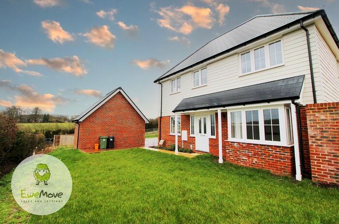 3 Bedroom Detached House To Rent In Seladine Gardens, Coxheath, Maidstone, ME17