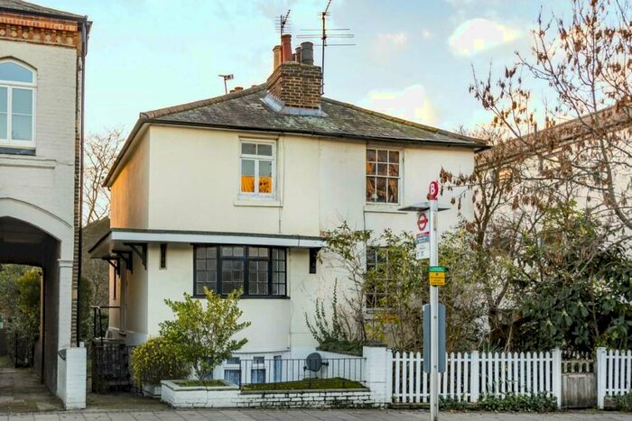 2 Bedroom Flat To Rent In High Street, Hampton Wick, KT1