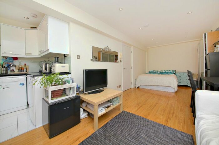 Studio To Rent In Caroline Court, St Lukes Road, Notting Hill, W11