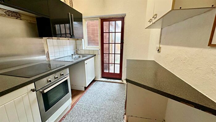 2 Bedroom Flat For Sale In Crabtree Lane, Lancing, BN15