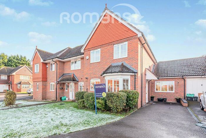 3 Bedroom Garage / Parking To Rent In Wallace Grove, Three Mile Cross, RG7