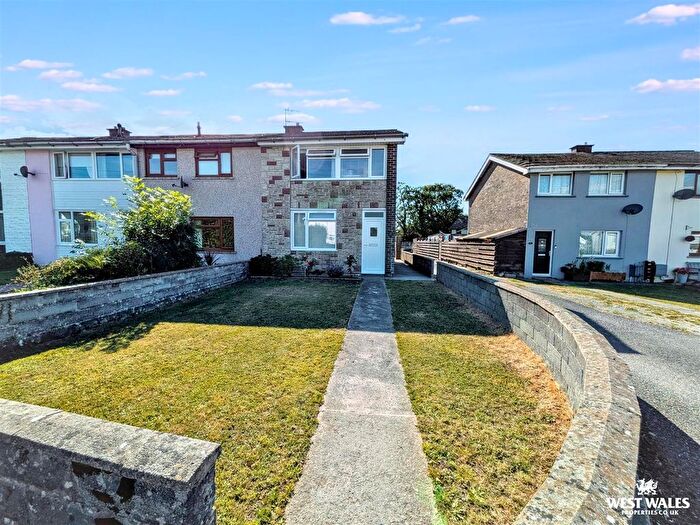 3 Bedroom End Of Terrace House For Sale In Millfield, Whitland, SA34