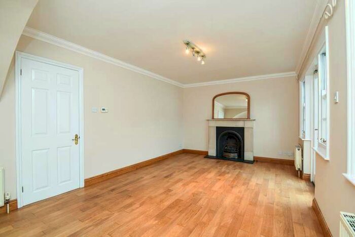 3 Bedroom Semi-Detached House To Rent In Richmond, Surrey, TW9