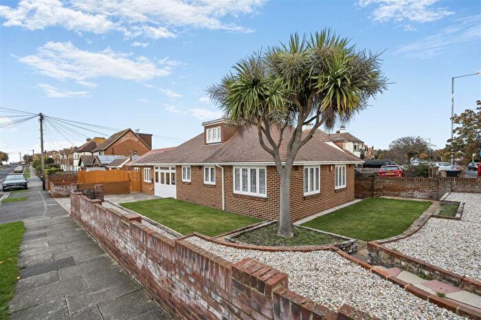 4 Bedroom Detached Bungalow For Sale In Bowes Avenue, Margate, CT9