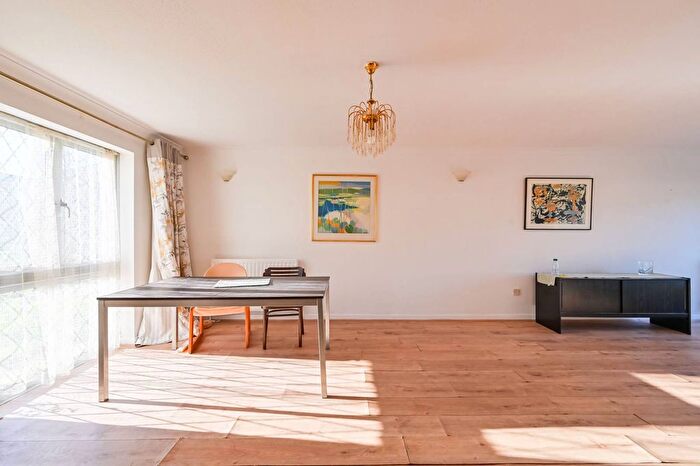 3 Bedroom Semi Detached House For Sale In Wilde Place, London, Palmers Green, London, N13