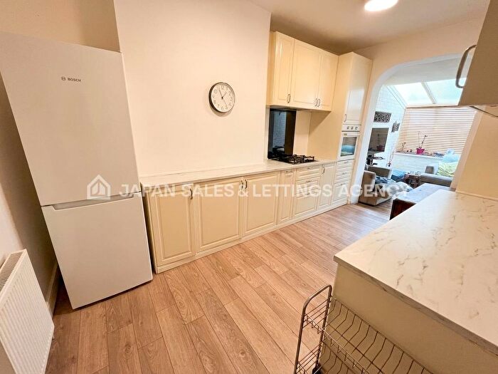 3 Bedroom Flat To Rent In Leslie Road, London, N2
