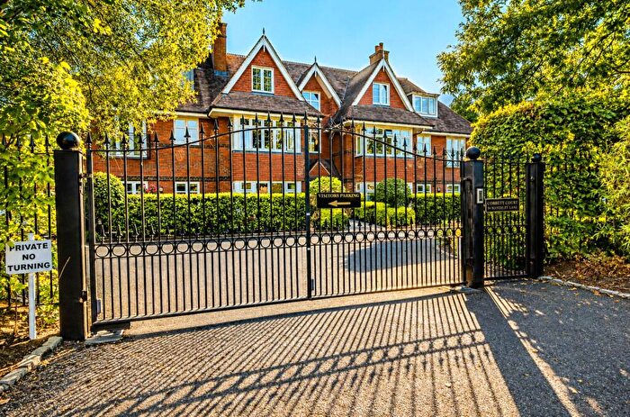 2 Bedroom Apartment For Sale In Waverley Lane, Farnham, Surrey, GU9
