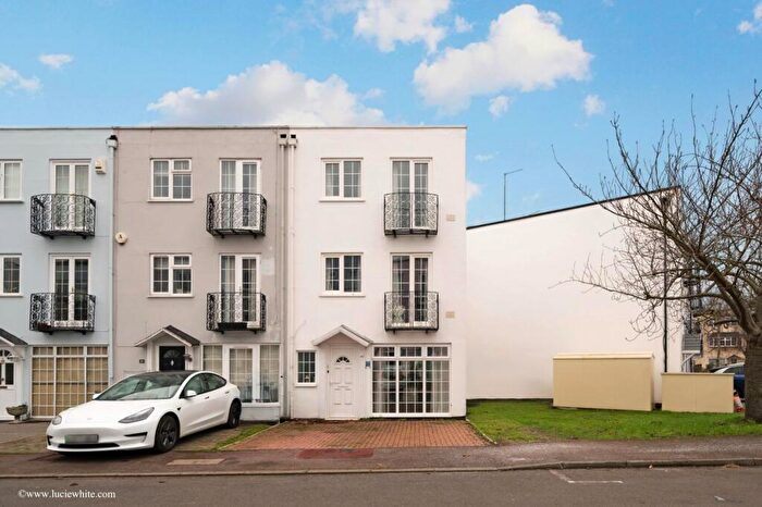 4 Bedroom House To Rent In Eaton Drive, Kingston Upon Thames, KT2