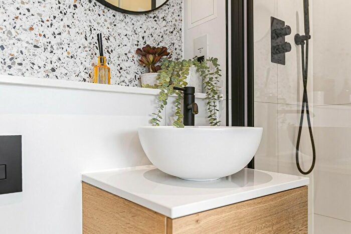 2 Bedroom Apartment For Sale In Water's Edge Court, Yeo Street, London, E3