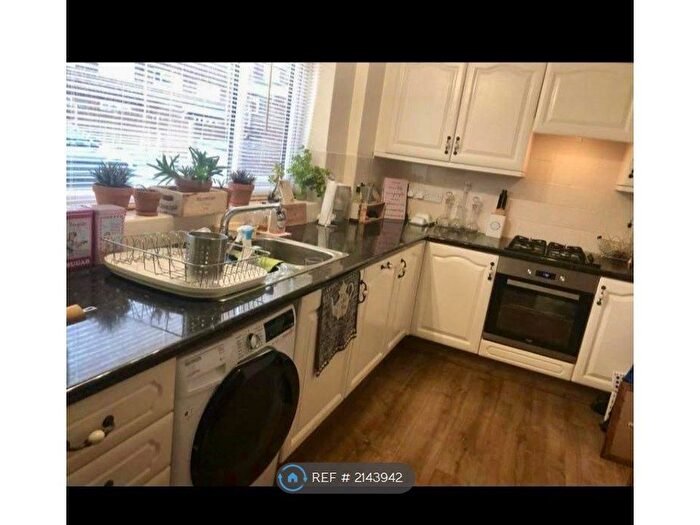 2 Bedroom Flat To Rent In Cheviot Road, Slough, SL3
