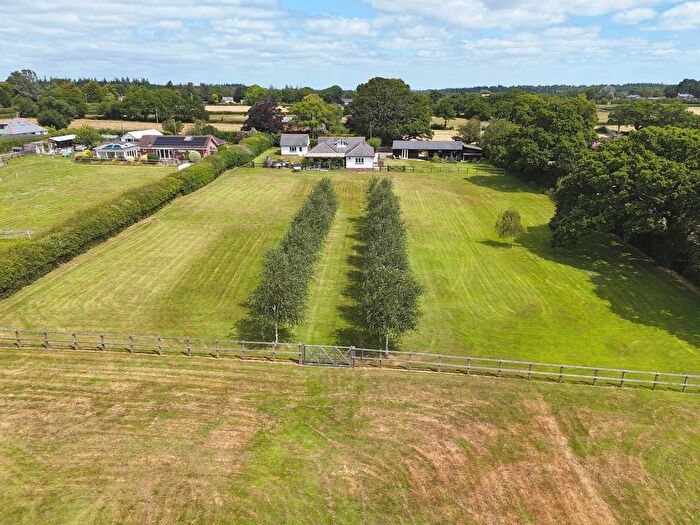 4 Bedroom Detached House For Sale In Tiptoe Road, New Milton, BH25