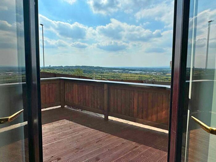 3 Bedroom End Of Terrace House To Rent In Ripponden Road, Oldham, OL1