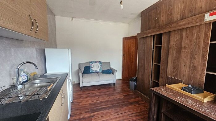 2 Bedroom Flat To Rent In The Glen, Hounslow, Southall, UB2