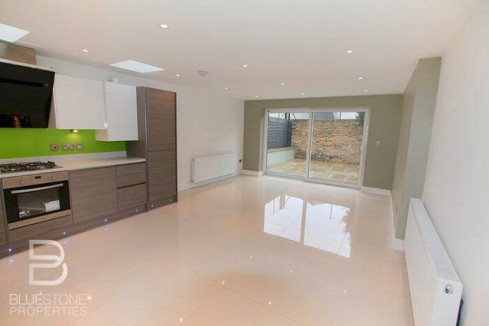 2 Bedroom Flat To Rent In Shakespeare Road, London, SE24