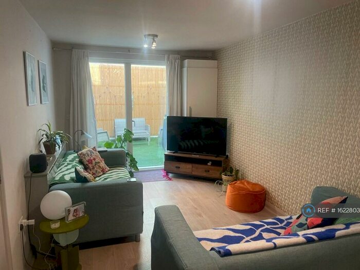 2 Bedroom Flat To Rent In Garfield Mews, London, SW11