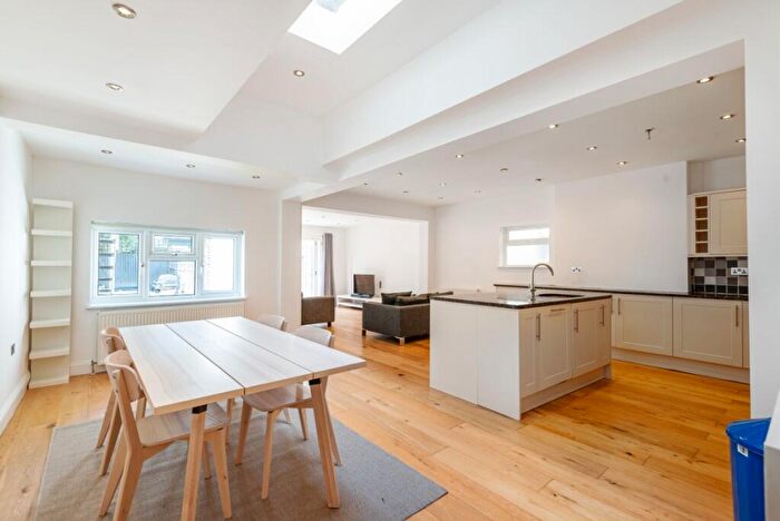 2 Bedroom Apartment To Rent In Laitwood Road Balham, SW12