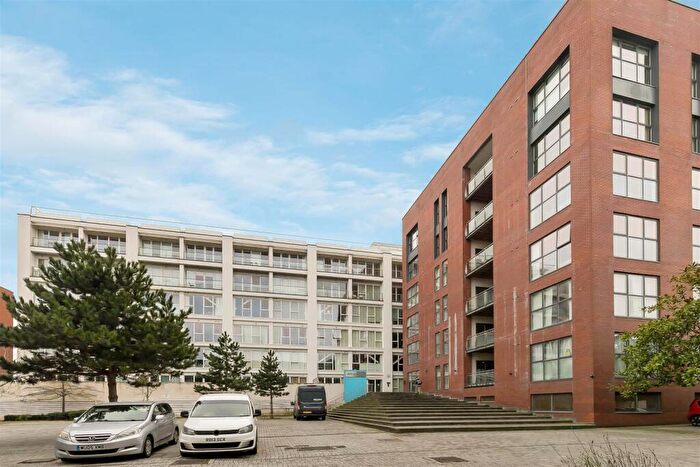 2 Bedroom Flat For Sale In Airpoint, Bedminster, BS3