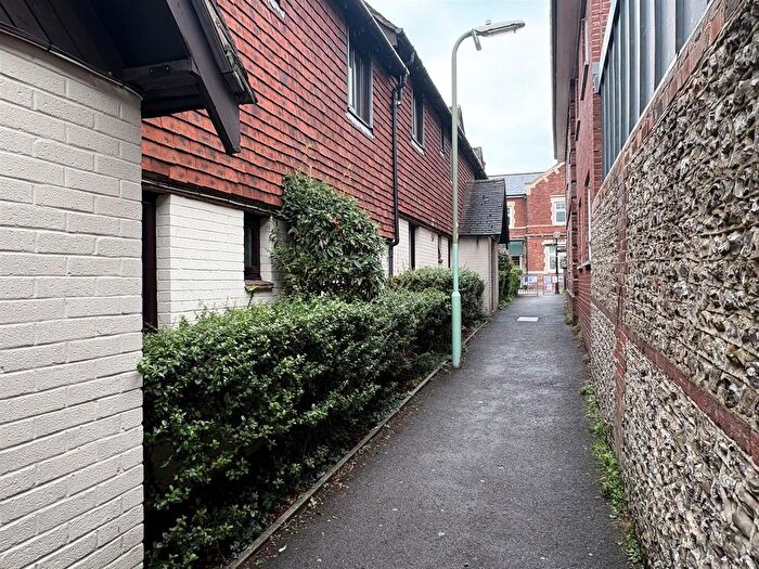 2 Bedroom Flat To Rent In Hylton Road, Petersfield, GU32